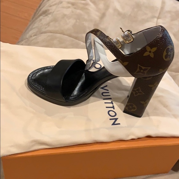 Louis Vuitton - Picture 1 of 4